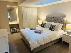 基督城Brand New Riverside Apartment的一间卧室配有一张大床和两个枕头