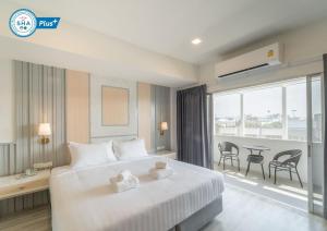 南邦The Space Hotel Lampang的酒店客房设有一张大床和一个阳台。