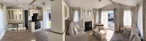 克诺克－海斯特Luxury seaside cottage 29的带沙发和壁炉的客厅