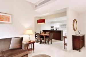浦那普纳万豪套房酒店的客厅配有沙发和桌子