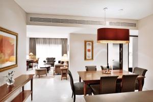 浦那普纳万豪套房酒店的用餐室以及带桌椅的起居室。