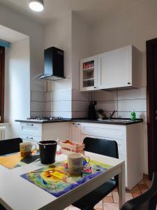 拉奎拉Appartamento Fontesecco的一间带桌子和厨房柜台的小厨房