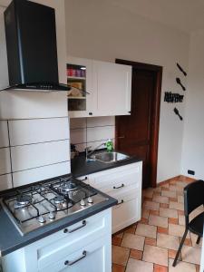 拉奎拉Appartamento Fontesecco的厨房配有炉灶和水槽