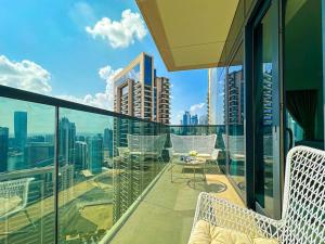 迪拜HiGuests - Beautiful 2BR on 35th floor With Amazing City View的市景阳台配有椅子