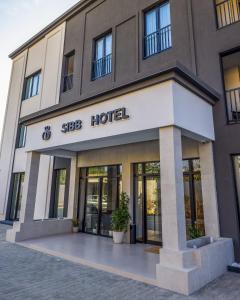地拉那SIBB Hotel的建筑前方有酒店标志