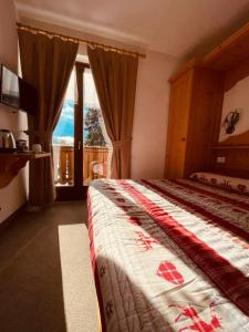 平佐洛Garnì Bonsai的一间卧室设有一张床和一个大窗户
