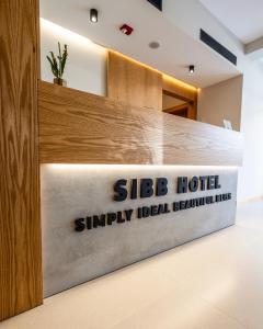 地拉那SIBB Hotel的酒店大堂,上面有读过非常理想的行为实验室的标志