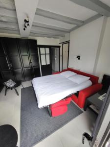 阿姆博斯Joli appartement avec vue sur la Loire的一间卧室配有一张大床和一张书桌
