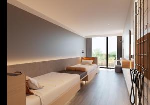 巴塞罗那巴塞罗那博览会酒店的一间带两张床和一张沙发的客厅