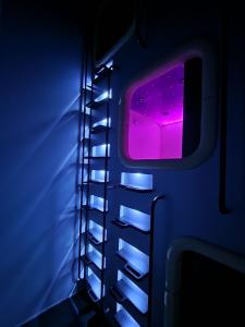 利沃夫Capsule Hotel Constellation 91的飞机上的窗户,紫色光