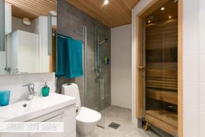 罗瓦涅米皮里科公寓的带淋浴、卫生间和盥洗盆的浴室
