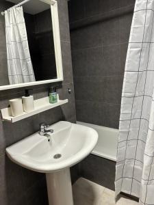 阿尔考斯布里Apartamento La Timba的浴室配有盥洗盆、镜子和浴缸