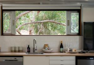 MaranangaThe Villas - Barossa的厨房设有位于带水槽的柜台上方的窗户