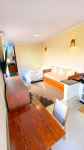 戈亚斯州上帕莱索Chalé com ar condicionado e garagem的配有一张床和一张书桌的酒店客房