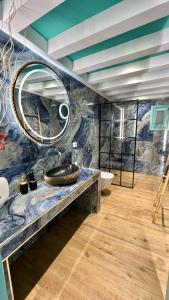 佩里萨Anastasia Princess Luxury Beach Residence - Adults Only的一间带镜子和水槽的浴室