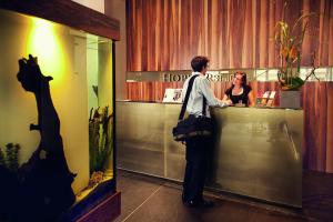 科隆豪博圣约瑟夫酒店的站在女人面前的柜台上的男人