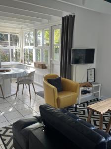 OudesluisZijper Eilant House的客厅配有沙发和桌子