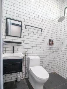 马兰Romi Homestay Wakaf Tapai的白色的浴室设有卫生间和水槽。