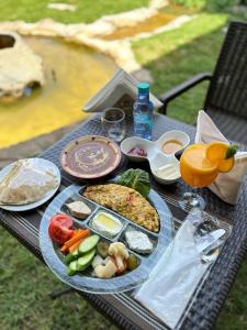 欧奈宰奥尼萨酒店的一张野餐桌,上面有一盘食物