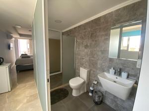 马尔马里斯Mert Homes Marmaris的浴室配有白色卫生间和盥洗盆。