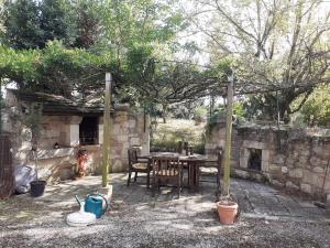 SistelsPey sud的庭院配有桌椅和壁炉。
