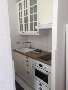 Perfektes Appartement am Düsseldorfer Rhein的厨房或小厨房