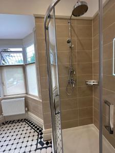 切斯特切斯特苑酒店的浴室里设有玻璃门淋浴