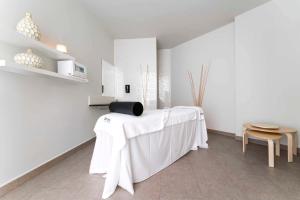 科斯塔特吉塞Barceló Lanzarote Active Resort的一间房间,桌子上摆放着白色桌布