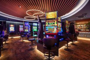 阿德莱德Nightcap at Rex Hotel的赌场设有许多老虎机和酒吧