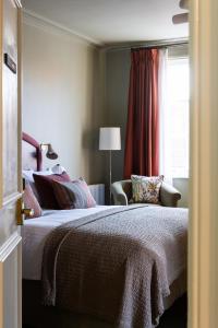 林肯林肯白鹿酒店的卧室配有床、椅子和窗户。