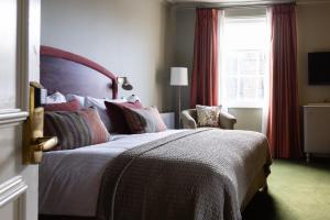 林肯林肯白鹿酒店的一间卧室设有一张大床和一个窗户。