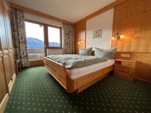 塞费尔德附近赖特梅勒霍夫酒店的一间卧室设有一张床和一个大窗户