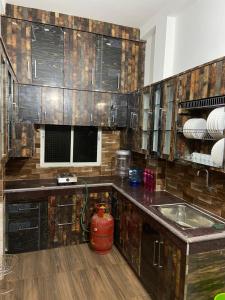 德奥加尔Vaidhya homes的一个带木制橱柜和水槽的厨房