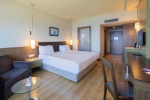 恰纳卡莱Kolin Hotel Spa & Convention Center的酒店客房,配有床和沙发