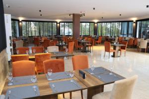 YesilovacıkTOROS DELUXE RESORT HOTEL的用餐室设有桌椅和窗户。