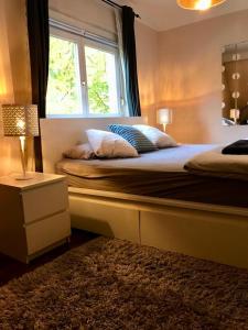 汉堡Naturnahes Heimatbasis的一间卧室设有一张大床和窗户