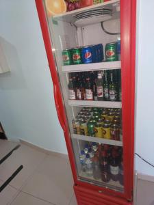 圣保罗hotel xandu的装满大量饮品的红色冰箱