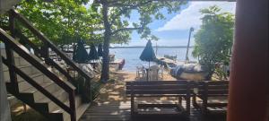 弗洛里亚诺波利斯Refugio Bela Ilha via Barco的享有带椅子和遮阳伞的湖景