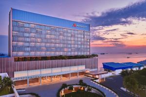 名古屋Batam Marriott Hotel Harbour Bay的日落时分的处女酒店形象