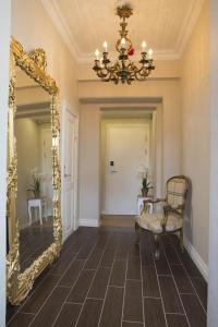 克里斯蒂娜港索克斯洛特酒店的走廊上设有镜子、椅子和吊灯