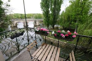 莫雷卢安河Lavilla dorée的阳台设有长凳、鲜花和桥梁