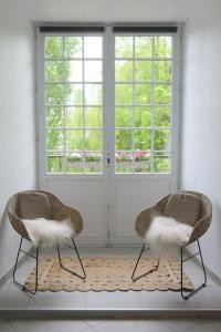 莫雷卢安河Lavilla dorée的两把椅子坐在带窗户的房间
