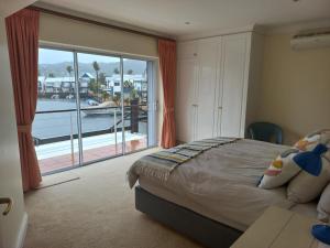克尼斯纳42 Spinnaker, The Quays的卧室设有大窗户,享有码头的景色