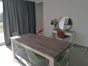 洛默尔Rent & Relax: Vitrabelle的餐桌、椅子和镜子