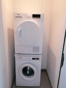洛默尔Rent & Relax: Vitrabelle的小房间设有白色洗衣机和烘干机