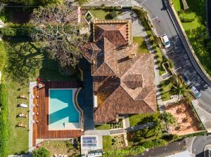蓬塔德尔加达Casa Portuguesa - Charming House的享有带游泳池的房屋的顶部景致