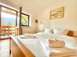 锡纳亚Vila Titulescu的卧室配有一张大白色床和窗户