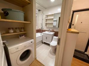 乌兰巴托Two-Bedroom Apartment的一间带洗衣机和卫生间的浴室