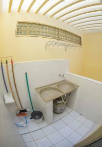 嘎林海斯港波萨达日卡昂特索豪斯普尔托公寓的一间带水槽和两个拖把的浴室