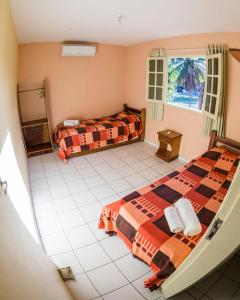 嘎林海斯港波萨达日卡昂特索豪斯普尔托公寓的卧室享有空中景致,配有两张床